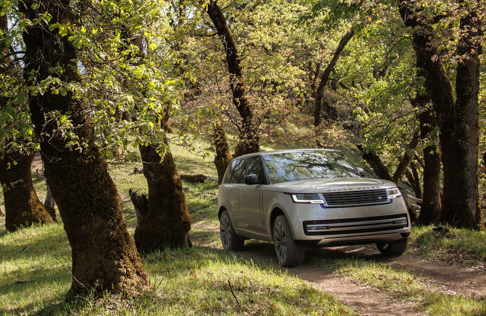 Visto de frente, novo Range Rover é muito semelhante ao antigo — Foto: Divulgação