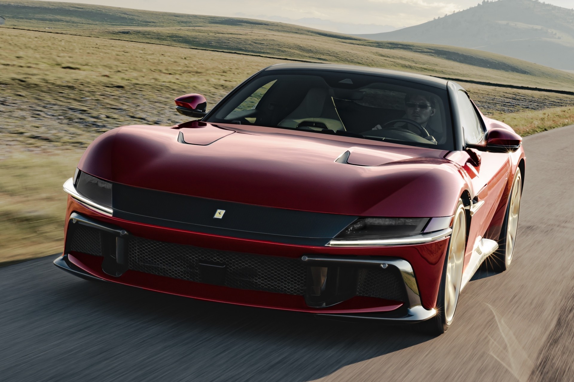 Ferrari 12Cilindri Manuale usa truque eletrônico para parecer esportivo raiz