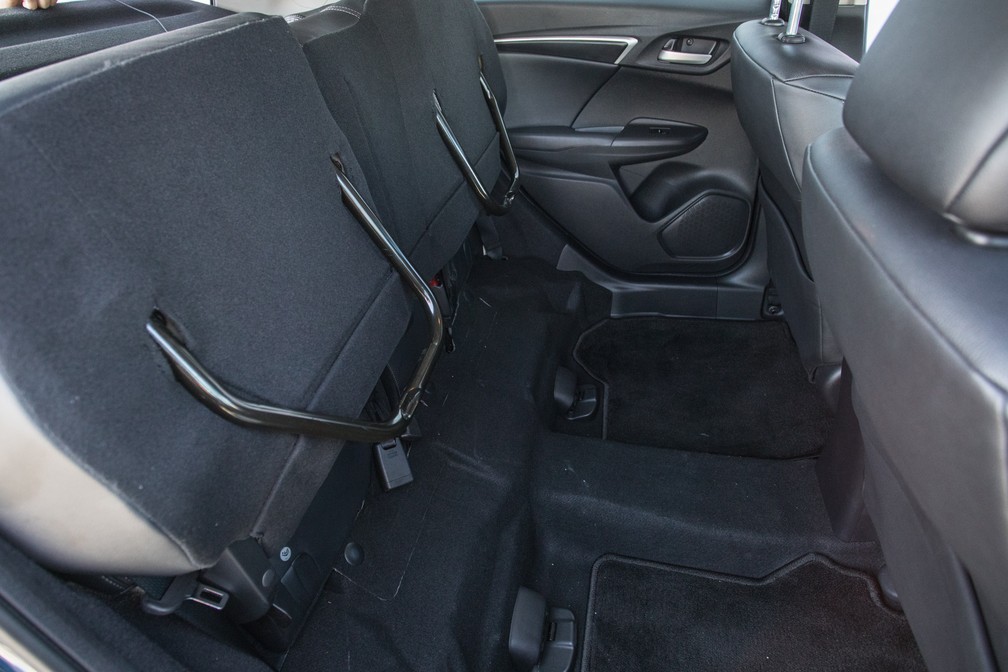 Sistema de rebatimento dos bancos do Honda FIt — Foto: Celso Tavares/G1