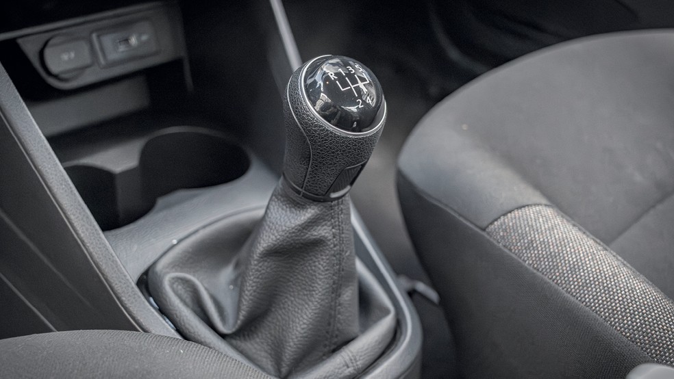 Câmbio manual da Volkswagen Saveiro Robust CS 2024 é referência até para carros de passeio — Foto: Demetrios Cardozo/Auto News Brasil
