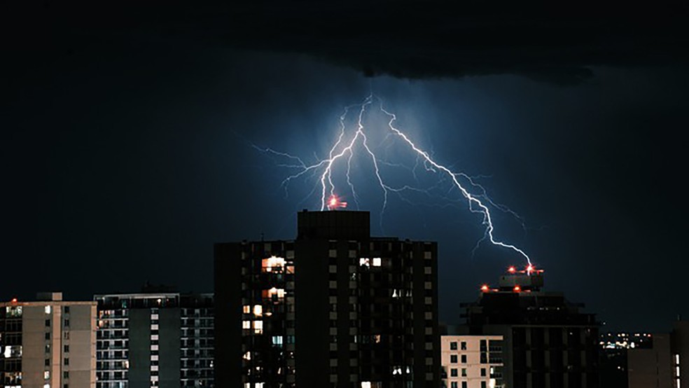 O arco voltaico é similar ao relâmpago que brilha nos céus quando chove — Foto: Freepik