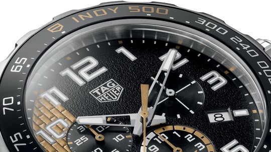 Tag Heuer lança relógio com detalhes de "tijolo" para homenagear corrida dos EUA