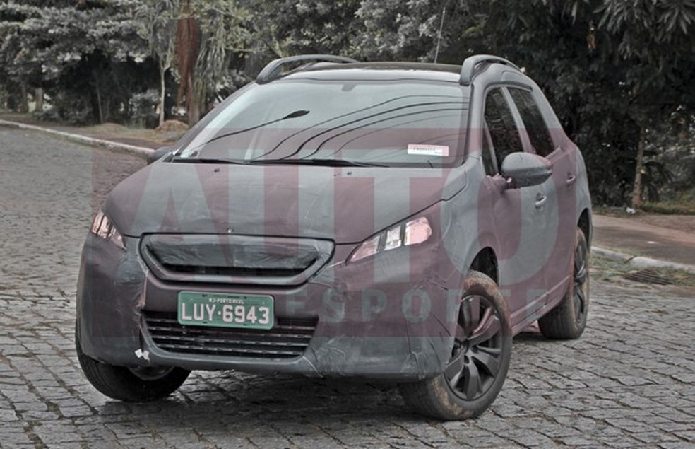 Peugeot 2008 é flagrado em testes finais (Foto: Diogo Dias) — Foto: Auto Esporte