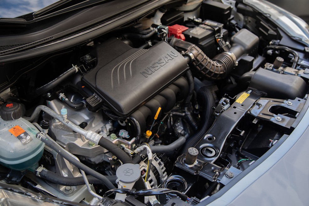 Nissan Versa 2024 continua com o motor 1.6 aspirado sem nenhuma opção turbinada na gama — Foto: Divulgação 