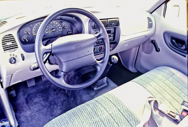 O Ranger tem menos itens de conforto mas pode levar três passageiros no banco inteiriço 