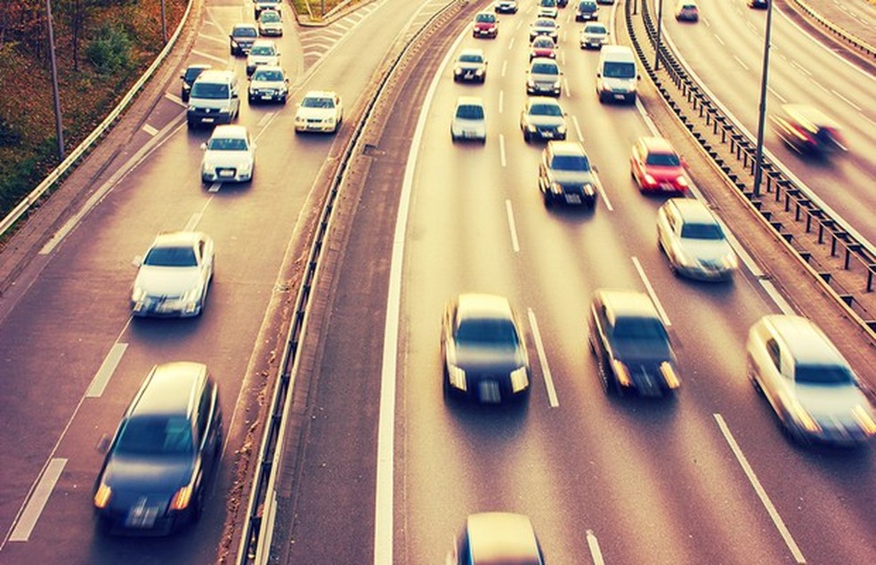 Carros com farol baixo na estrada (Foto: Thinkstock) — Foto: Auto Esporte