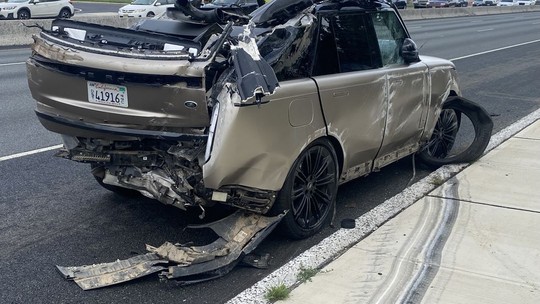 Land Rover Range Rover novinho fica destruído após cair de cegonheira em estrada dos EUA