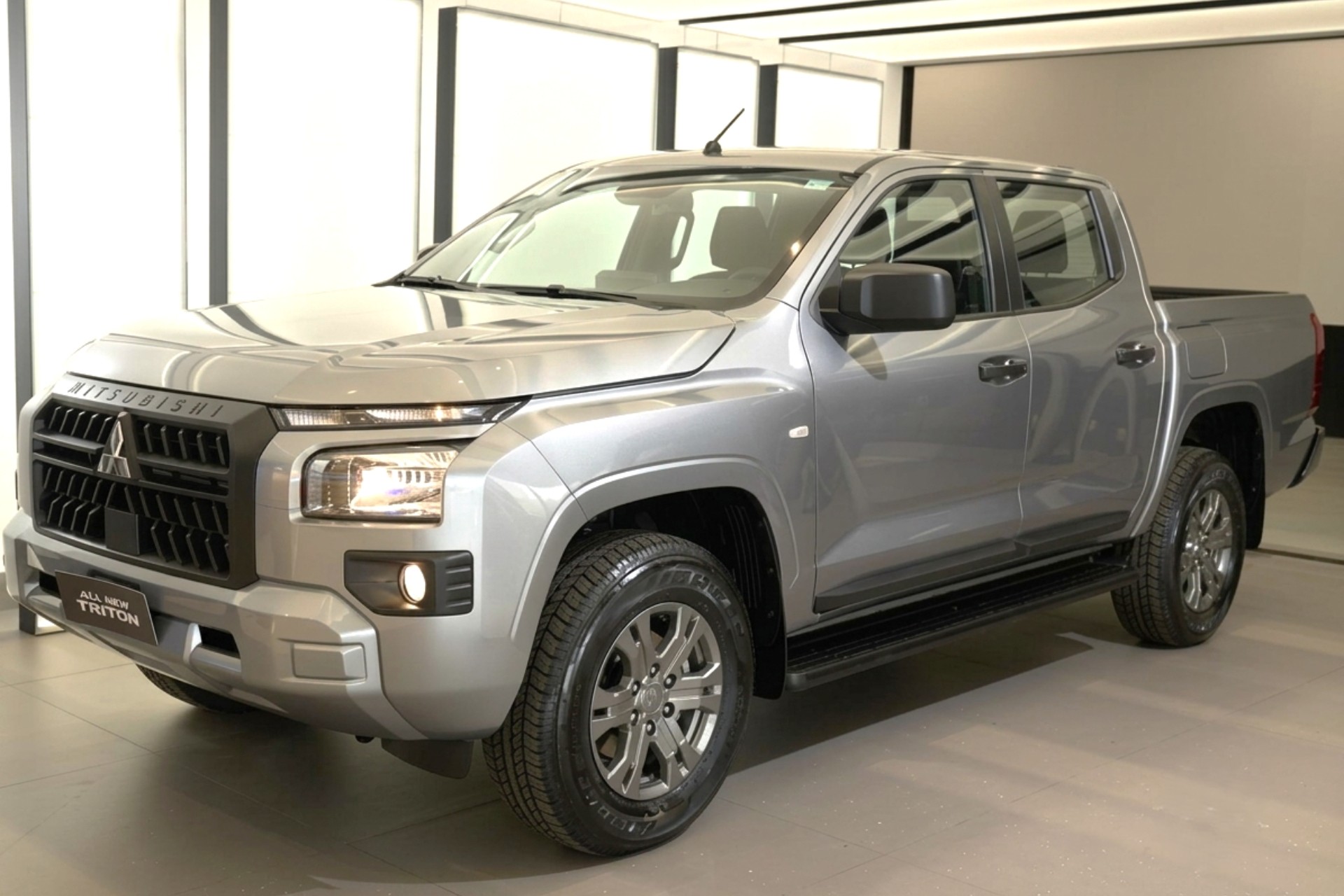 Mitsubishi Triton GLS 2027 tem desconto de R$ 25 mil e sai a preço de Toro
