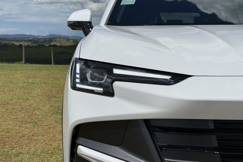 Faróis de LED são demarcados por muitas arestas, como no Lamborghini Urus — Foto: Cauê Lira/Auto News Brasil