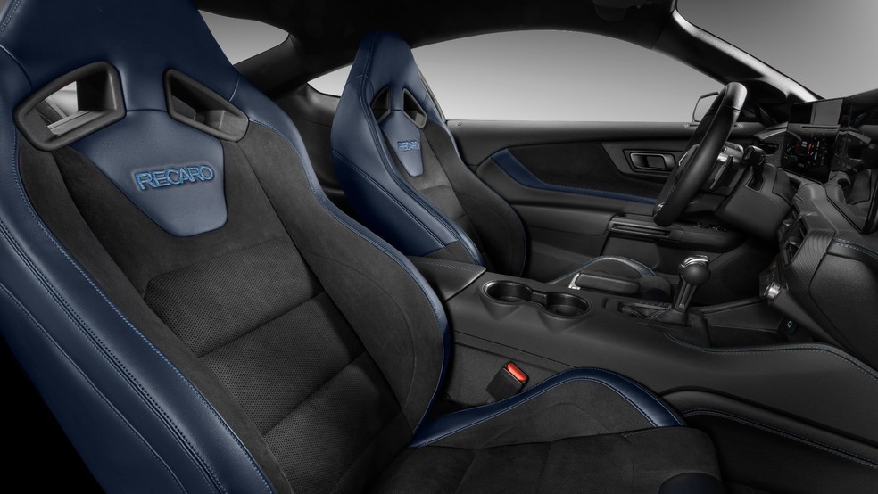 Bancos do Mustang Dark Horse são da Recaro e são pintados na cor Blue Ember — Foto: Divulgação