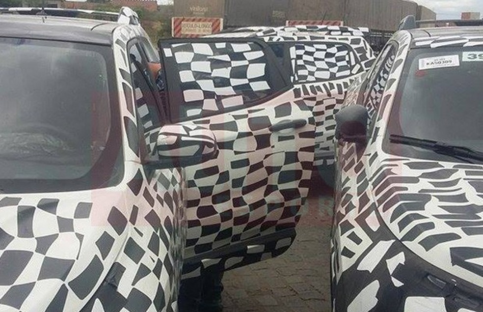 Fiat Toro flagrada com porta traseira aberta (Foto: Jardel Amorin/Auto News Brasil) — Foto: Auto Esporte
