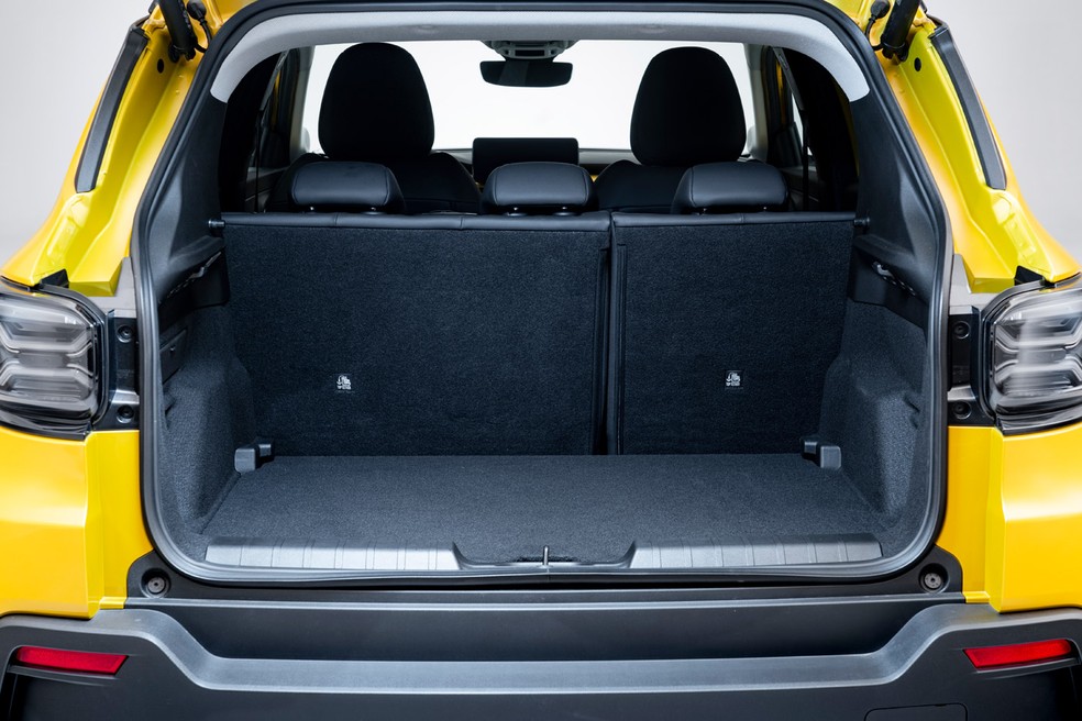 Porta-malas do Jeep Avenger é um pouco maior do que o do Renegade — Foto: Divulgação