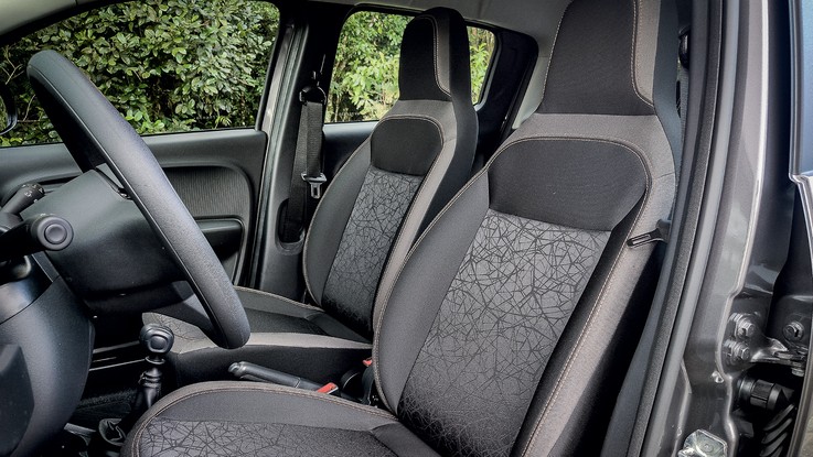 Fiat Mobi Trekking - Bancos possuem estofamento exclusivo. Facelift de 2020 deixou o desenho da dianteira mais harmônico