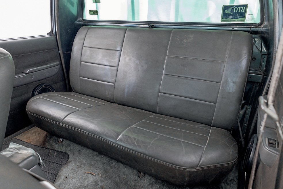 Toyota Hilux é cabine dupla e tem espaço adequado para ocupantes do banco traseiro — Foto: Renato Durães/Autoesporte