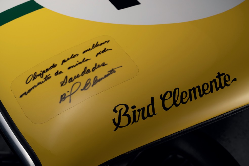 Atual dono do Willys colou nele uma dedicatória escrita à mão pelo próprio Bird Clemente — Foto: Leo Sposito/Auto News Brasil