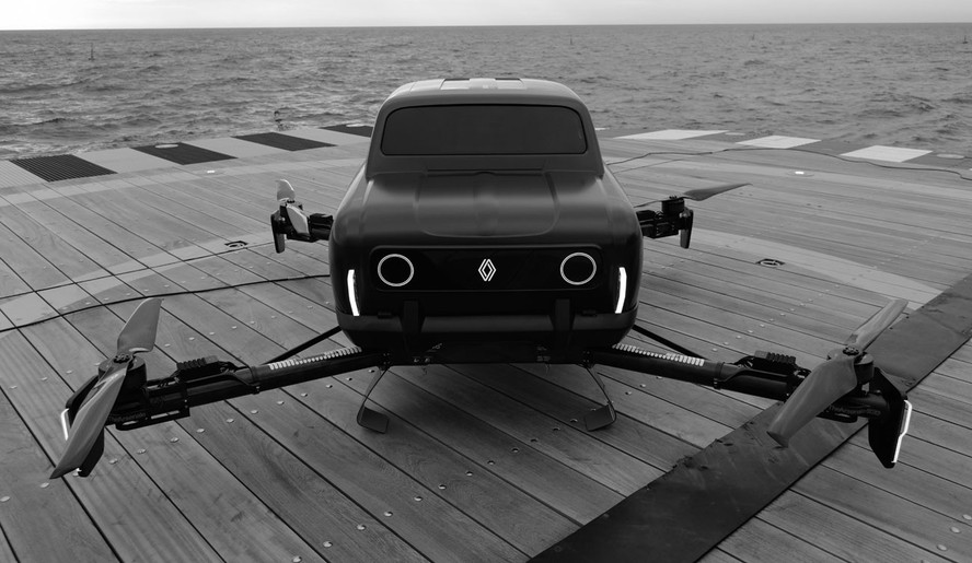 Carros voadores (ou drones gigantes com uma cabine para passageiros) são tratados como uma forma alternativa de transporte para o futuro, certo? A Renault parece ter ciência disso, mas resolveu dar um toque nostálgico ao novo tipo de veículo.  Para encerrar as celebrações de 60 anos do icônico Renault 4, a fabricante francesa fechou uma parceria com o estúdio de design TheArsenale para criar o AIR4.  O veículo foi definido pelo estúdio como “o primeiro carro francês voador. Não é um conceito nem uma piada”.  Apesar dar formas do velho Renault 4, o carro voador tem a carroceria de fibra de carbono e reforços estruturais de alumínio. As quatro hélices de pás duplas estão posicionadas nas extremidades, e são movidas por motores elétricos. Com eles, o AIR4 pode alcançar 90 km/h e altitudes de até 700 metros.  Para acessar a carroceria, basta levantar a carcaça basculante do Renault 4. A capacidade de ocupantes não foi informada. Pelas imagens, é possível ver apenas um assento.  Como a TheArsenale informou, o AIR4 é funcional. Até por isso, fará uma espécie de turnê mundial. Até o final do ano, será exibido no Atelier Renault em Paris. Em 2022, seguirá para Miami e Nova York, até finalmente chegar em Macau, seu destino final. Ícone francês Ao lado do Citroën 2CV, o Renault 4 é um dos maiores ícones da indústria automotiva francesa. Lançado em 1961, e produzido até 1994, ele teve mais de 8 milhões de unidades vendidas em mais de 100 países.  Nunca foi vendido no Brasil, mas fez muito sucesso nos vizinhos, Argentina e Colômbia, e também no Chile.