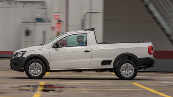 Volkswagen Saveiro Robust é uma picape antiga e "pé-de-boi", mas também recebeu o desconto do governo — Foto: Renato Durães