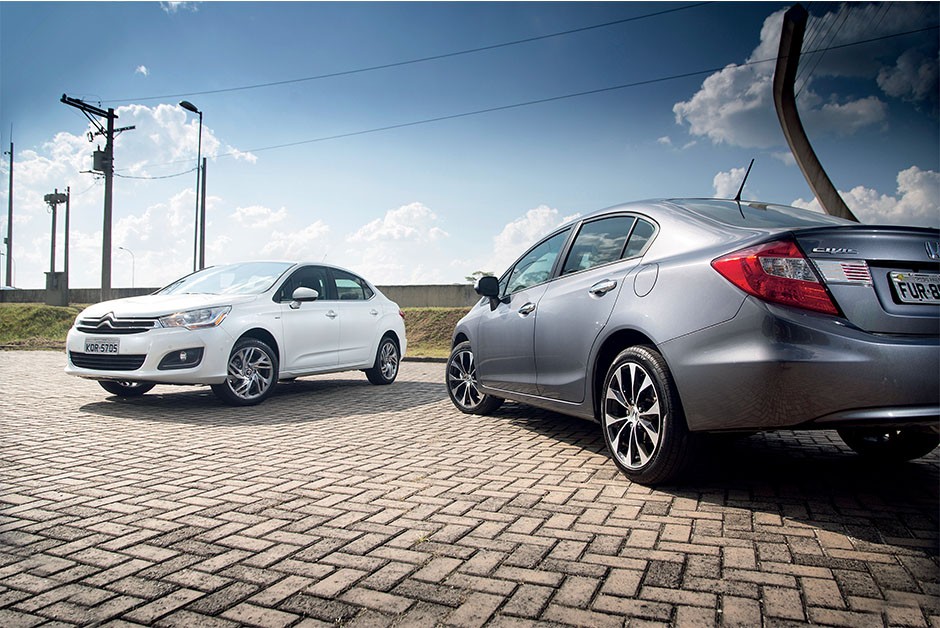 Citroën C4 Lounge versus Honda Civic 