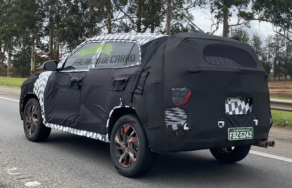 Versão N Line do Hyundai Creta flagrado no interior de SP sugere amplo spoiler e escapamento com saída dupla — Foto: Reprodução/Falando de Carro