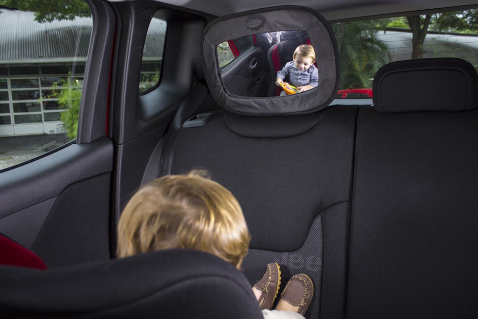 O espelho retrovisor permite a visualização da criança o tempo todo quando a mãe ou o pai estão sozinhos — Foto: Auto Esporte