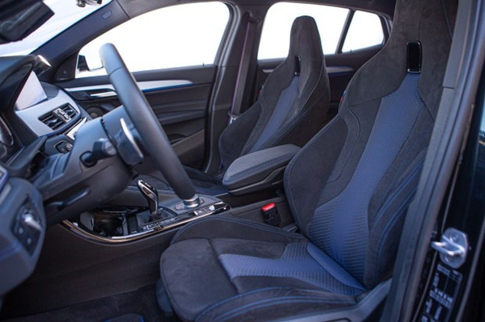 No interior, os bancos tem o design da linha esportiva M (Foto: Rodrigo Ruiz/Divulgação) — Foto: Auto Esporte