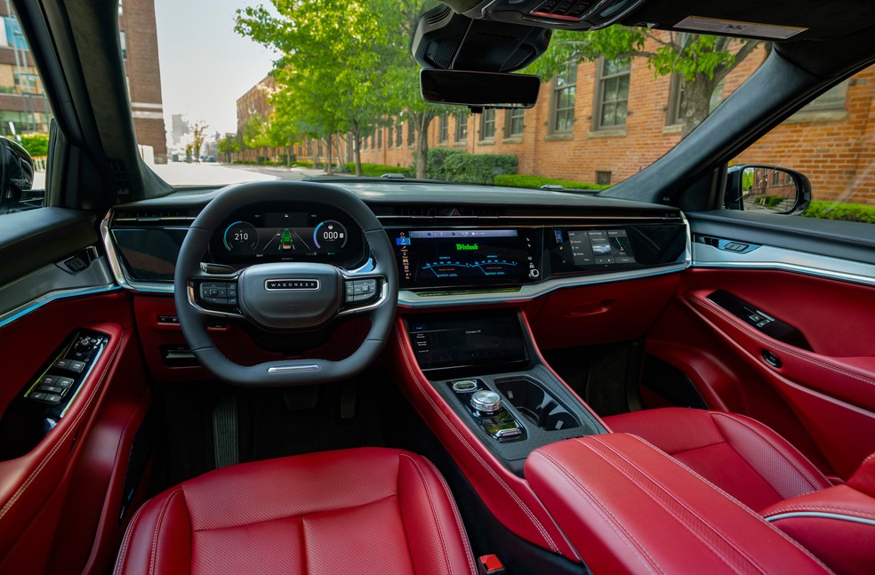 Jeep Wagoneer S tem 4 telas, que somam mais de 45 polegadas — Foto: Divulgação
