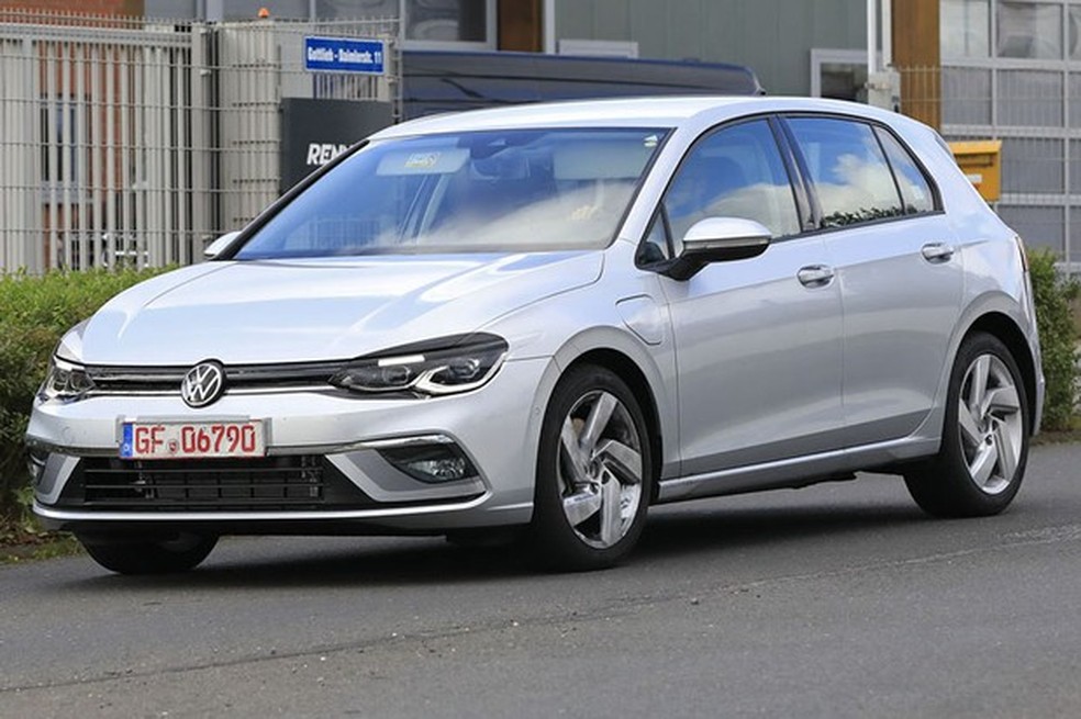 Novo Golf é flagrado quase sem camuflagem na Europa (Foto: Automedia) — Foto: Auto Esporte