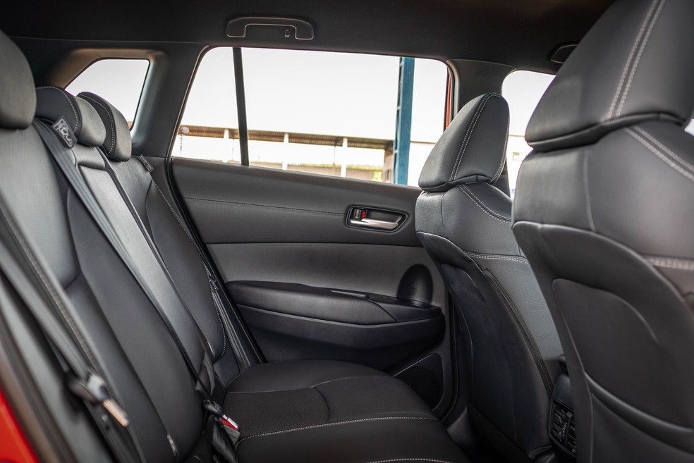 Entre-eixos é menor do que o do Corolla, porém o espaço interno é bom — Foto: Renan Sesick/Auto News Brasil