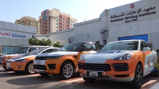 Nada de Mobi ou Celta: autoescola de Dubai usa Porsche, Mercedes e Tesla nas aulas práticas