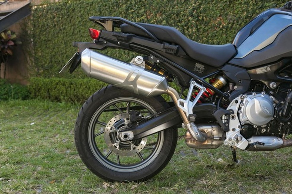 Porção traseira da BMW F 750 GS Premium (Foto: Daniel das Neves/Auto News Brasil) — Foto: Auto Esporte