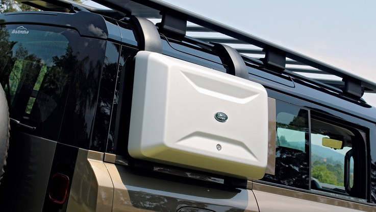 Land Rover Defender - O bagageiro lateral é acessório. Torna o visual mais interessante e é útil para carregar objetos molhados ou com forte odor, livrando a cabine de incômodos. Trinco e estrutura são frágeis.