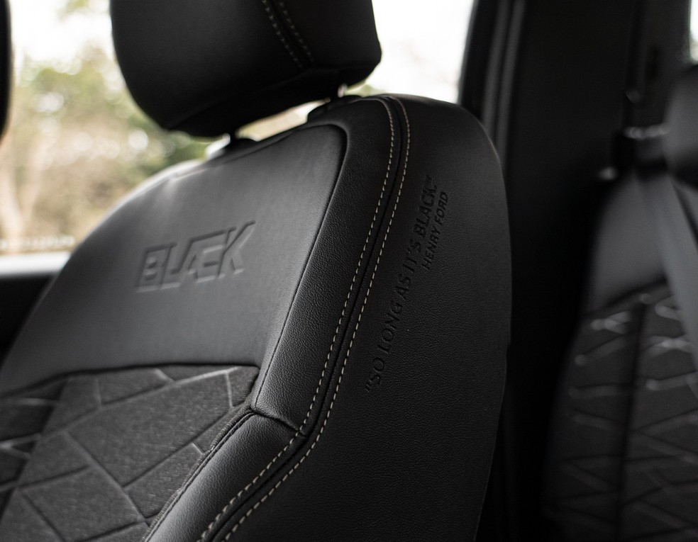 Ford Ranger Black 2025: detalhe no acabamento dos bancos traz homenagem ao fundador da marca, Henry Ford — Foto: Divulgação
