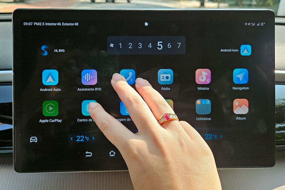 Deslizando três dedos na tela na horizontal é possível controlar o fluxo de ar — Foto: Jady Peroni/Auto News Brasil