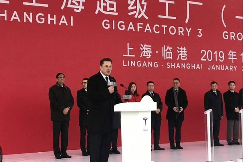 Elon Musk em cerimônia em Xangai (Foto: Reprodução/Twitter) — Foto: Auto Esporte