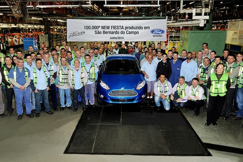 Em 2014, funcionários celebravam 100 mil unidades do New Fiesta (Foto: Divulgação) — Foto: Auto Esporte