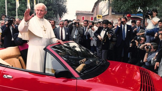 O Papa já recusou um Toyota Bandeirante blindado para desfilar de Ferrari 
