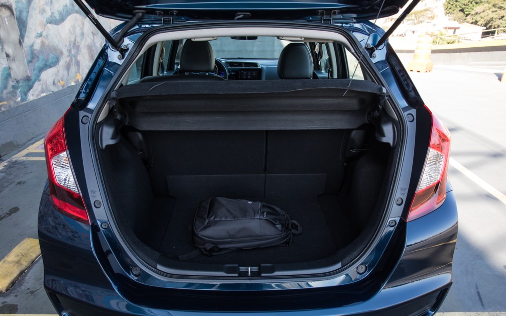 Porta-malas do Honda Fit — Foto: Celso Tavares/G1