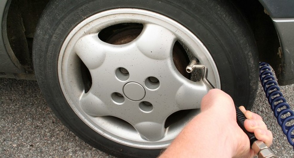 pump or inflate car tyre. checking weel pressure  (Foto: Getty Images/Hemera) — Foto: Auto Esporte