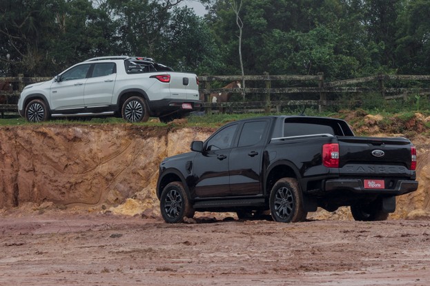 Fiat Toro Ranch 2025 e Ford Ranger Black 2025 -  traseira e lateral