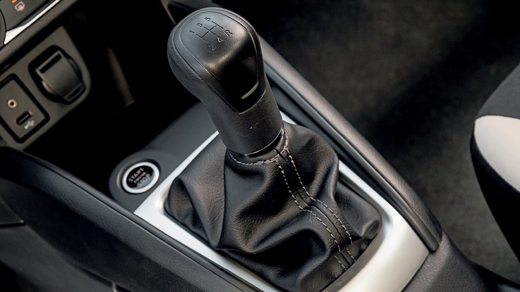 Nissan Versa Sense - À frente da alavanca há um porta-objetos, entrada auxiliar, USB e tomada de 12V. Chave presencial permite a partida por botão