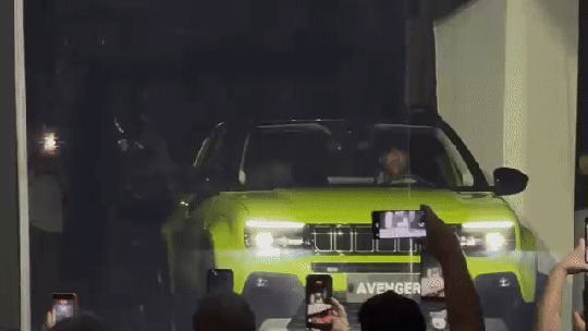 Jeep Avenger quebra parede de vidro na apresentação do Salão do Automóvel