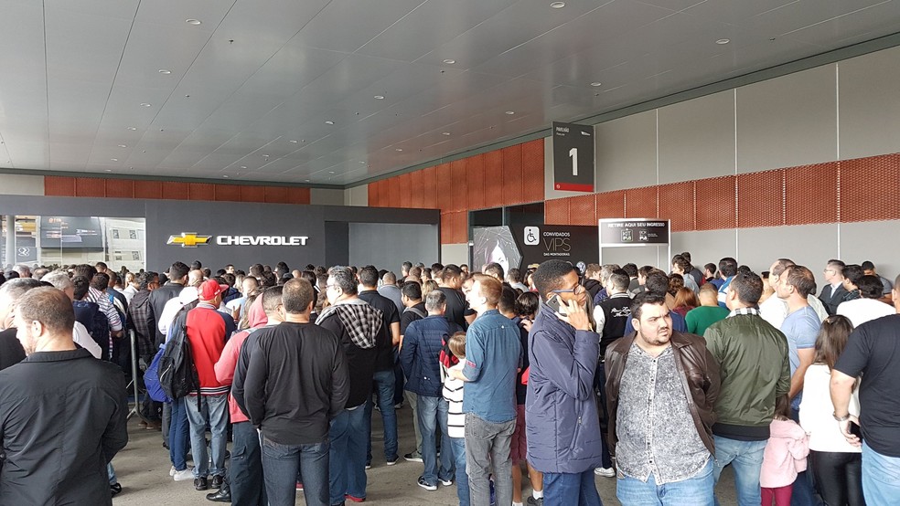 Público na entrada do Salão do Automóvel. Primeiro entrou quem tinha o ingresso VIP, o restante do público teve entrada liberada na sequência. — Foto: G1 