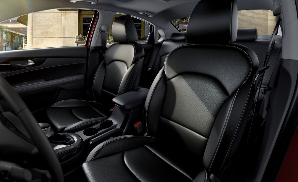 Versão topo de linha, SX, tem bancos de couro e 6 airbags — Foto: Divulgação/Kia