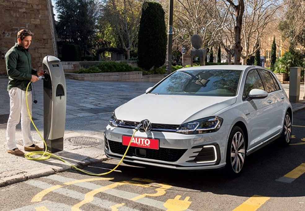 Primeiro carro eletrificado da volkswagen no brasil, híbrido golf gte chega ainda em 2019 com alma de esportivo e máxima eficiência. Plugue fica atrás do logotipo (Foto: Divulgação) — Foto: Auto Esporte