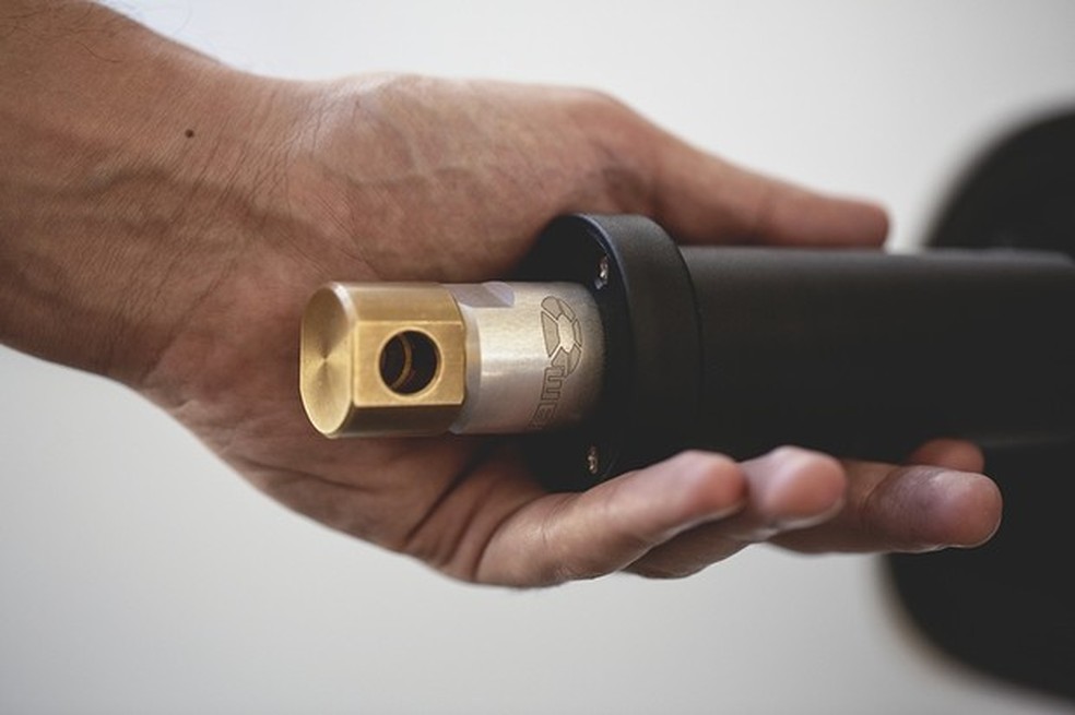 Adaptador da Audi para o bico das bombas do Brasil (Foto: Fabio Aro/Auto News Brasil) — Foto: Auto Esporte