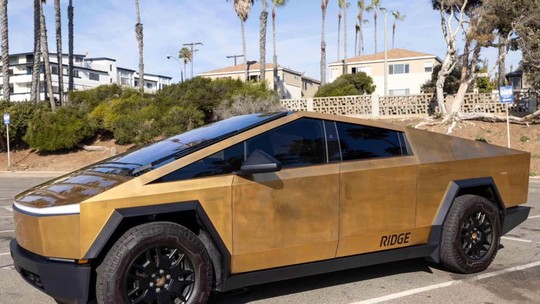 Tesla Cybertruck de ouro vai a leilão com lance inicial de R$ 120; entenda