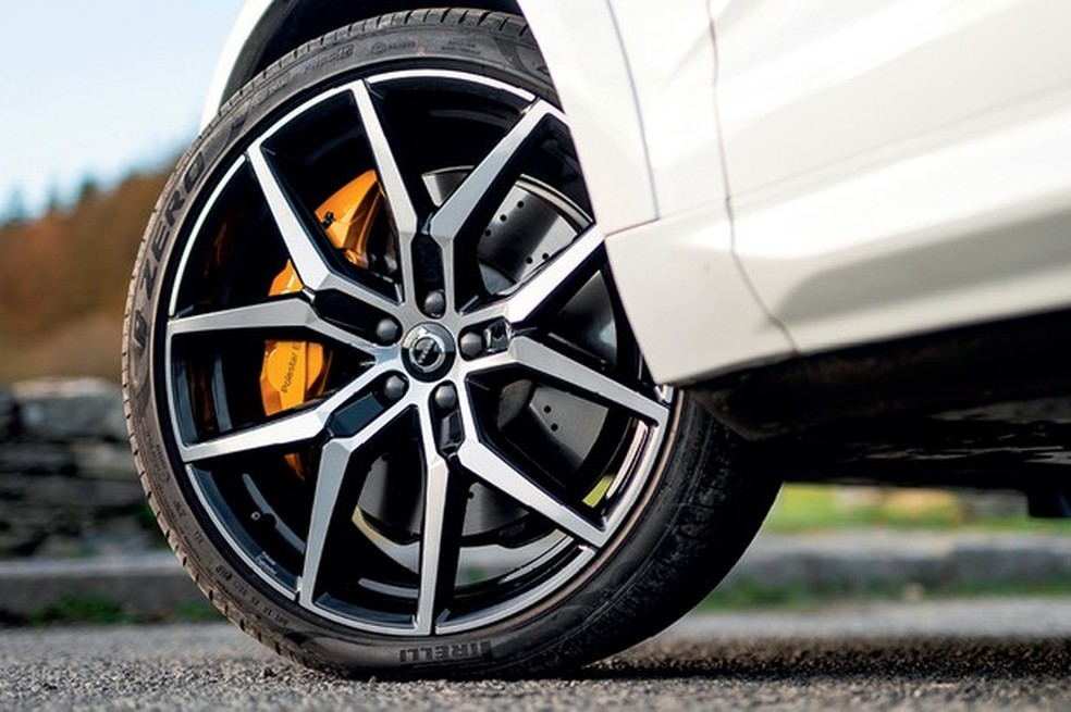 As grandes rodas são bonitas, mas causam certo desconforto aos ocupantes. A direção poderia ter um peso a mais (Foto: Divulgação) — Foto: Auto Esporte