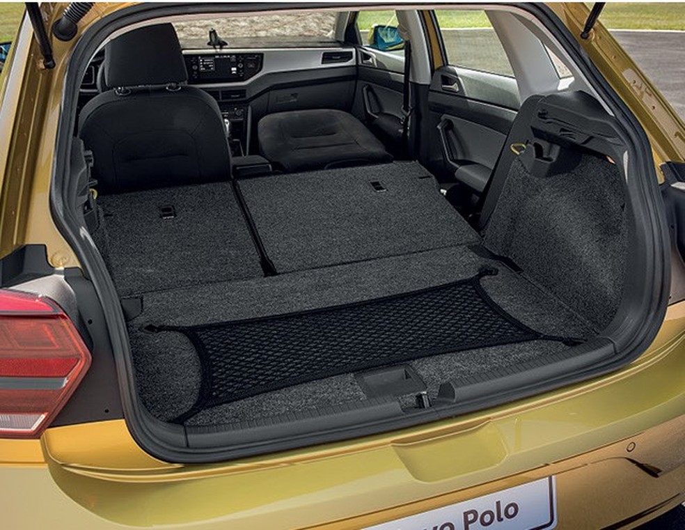 O porta-malas do Polo comporta até 300 litros na configuração padrão (Foto: Fabio Aro) — Foto: Auto Esporte