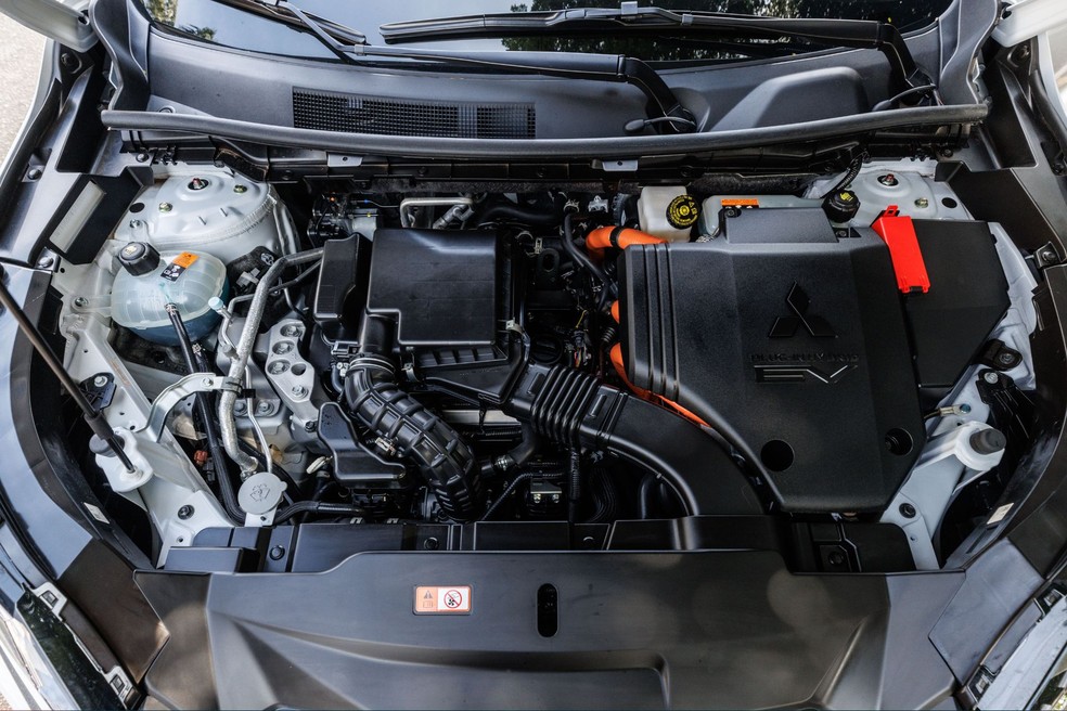 Mitsubishi Outlander PHEV 2026 une motor 2.4 a gasolina de 137 cv com dois propulsores elétricos, resultando em 252 cv de potência combinada — Foto: Divulgação