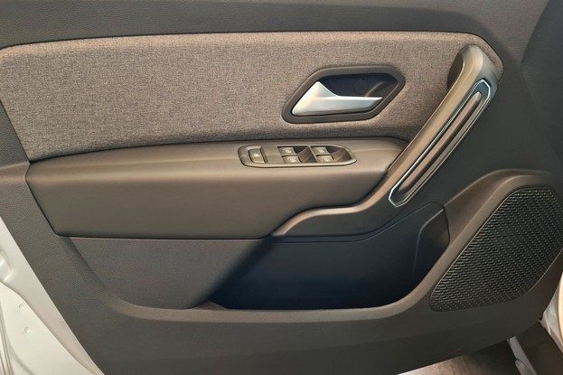 Renault Duster Intense Plus 2025 - acabamento porta dianteira